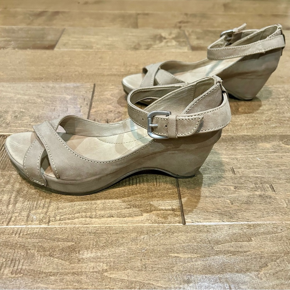 Khrio Women’s Vero Pelle Wedge Buckle Sandals Tan Size 40 Used